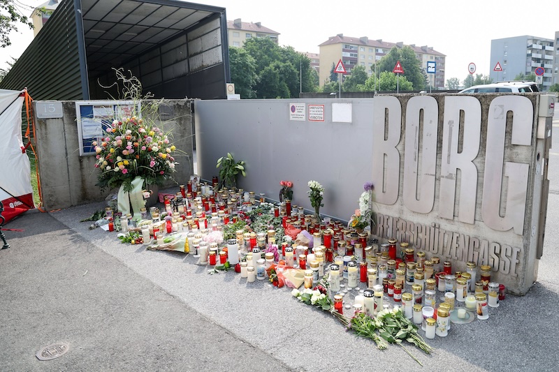 Viele Blumen und Trauerkerzen vor der Schule in Graz, an der es am 10.6.2025 einen Amoklauf gegeben hat.