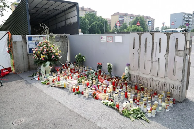 Viele Blumen und Trauerkerzen vor der Schule in Graz, an der es am 10.6.2025 einen Amoklauf gegeben hat.