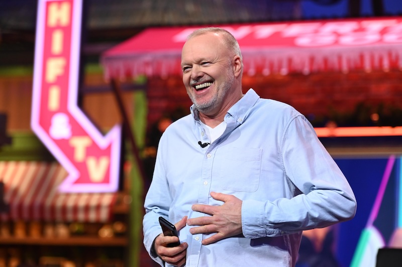 Stefan Raab lacht in seiner Sendung "Du gewinnst hier nicht die Million".