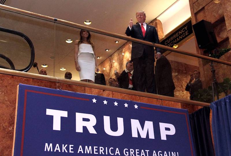Donald Trump in seinem New Yorker Hochhaus, daneben Melania Trump