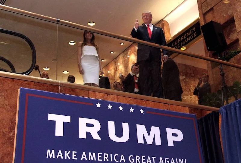 Donald Trump in seinem New Yorker Hochhaus, daneben Melania Trump
