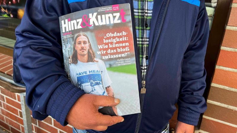 Verkäufer mit Ausgabe des Strassenmagazins Hinz&Kunzt