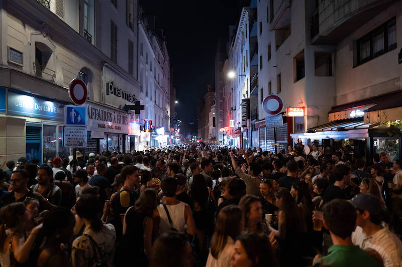 Feiernde Menge bei der „Fête de la Musique“ am 21. Juni 2025 in Paris.
