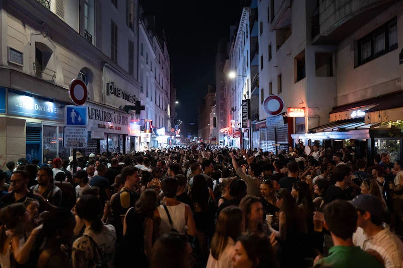 Feiernde Menge bei der „Fête de la Musique“ am 21. Juni 2025 in Paris.