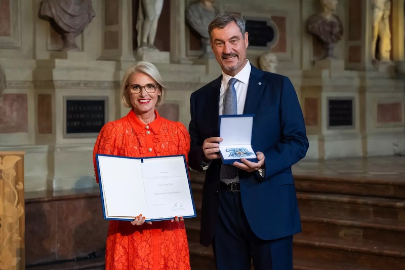"Bild"-Vize Tanja May neben Ministerpräsident Markus Söder bei der Verleihung des Bayerischen Verdienstordens in München