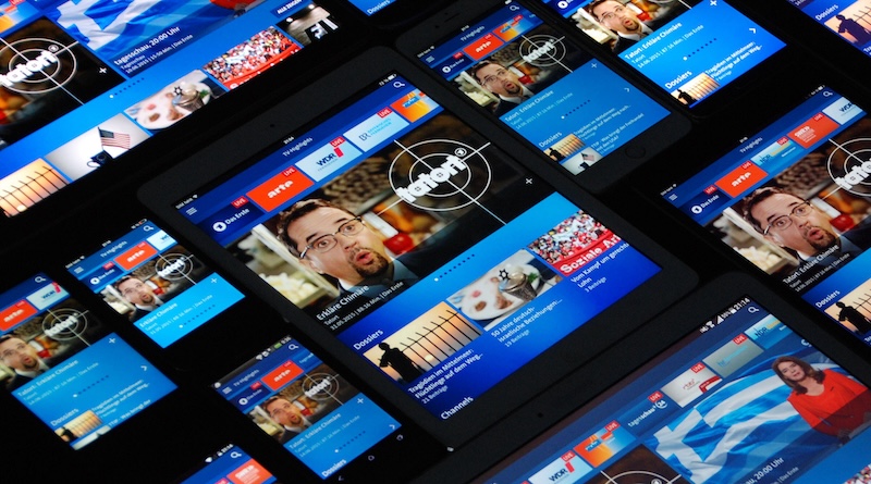 Startseite der ARD-Mediathek auf verschiedenen Tablets und Smartphones. Prominent zu sehen: Die Figur Prof. Boerne aus dem „Tatort“.