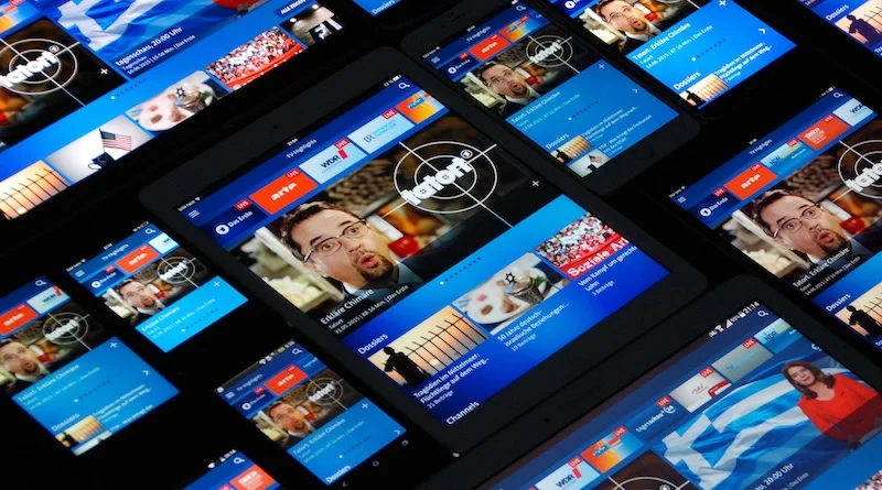 Startseite der ARD-Mediathek auf verschiedenen Tablets und Smartphones. Prominent zu sehen: Die Figur Prof. Boerne aus dem „Tatort“.