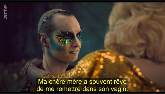 Szene aus der britischen Serie "Lost Boys": Protagonist Gabriel im Gespräch mit Drag Queen Fanny.