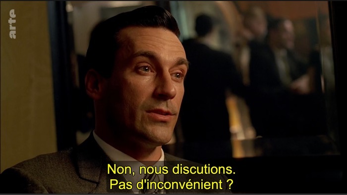 Don Draper (Jon Hamm) in der Serie "Mad Men". Französischer Untertitel: "Non, nous discutions.
Pas d'inconvénient?"