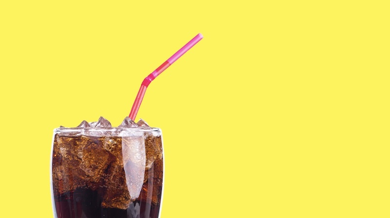 Glas mit Cola-Orange-Mix und Eiswürfeln