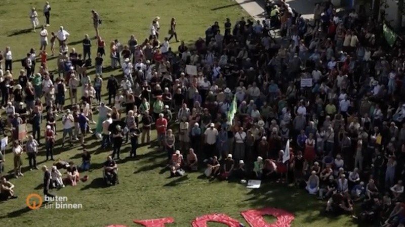 Screenshot der Sendung „buten un binnen“ bei Radio Bremen: Auf dem Bild sind viele (viel mehr als 80) Demo-Teilnehmer auf einer Wiese zu erkennen.