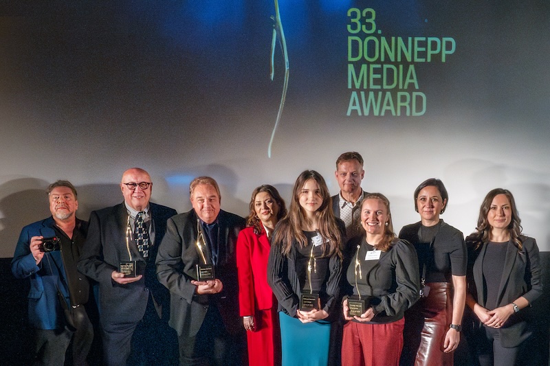 Gruppenbild der Preisträgerinnen des Donnepp Media Awards 2025.
