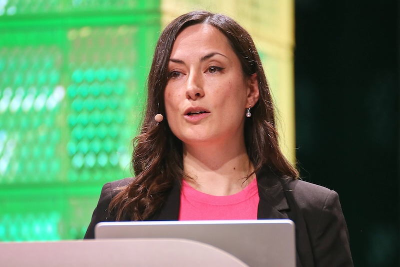 Die Medienkritikerin und Kommunikationswissenschaftlerin Nadia Zaboura bei einem Vortrag.