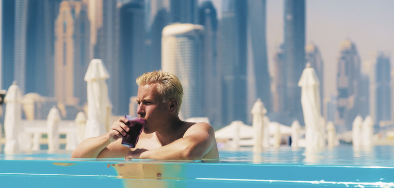 Torwart-Influencer Michael Bolvin vor Dubai-Skyline