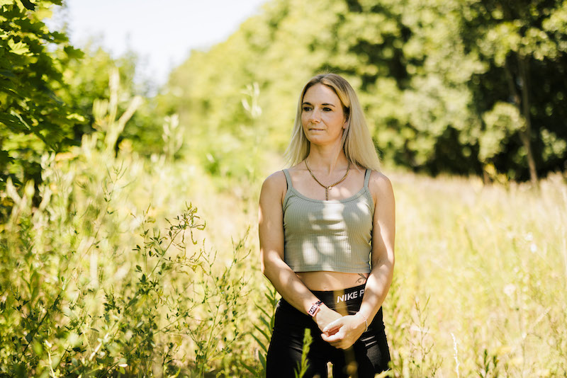 Sandra Epp im sommerlicher Wiese