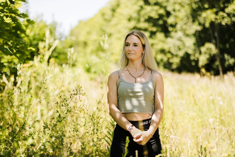 Sandra Epp im sommerlicher Wiese