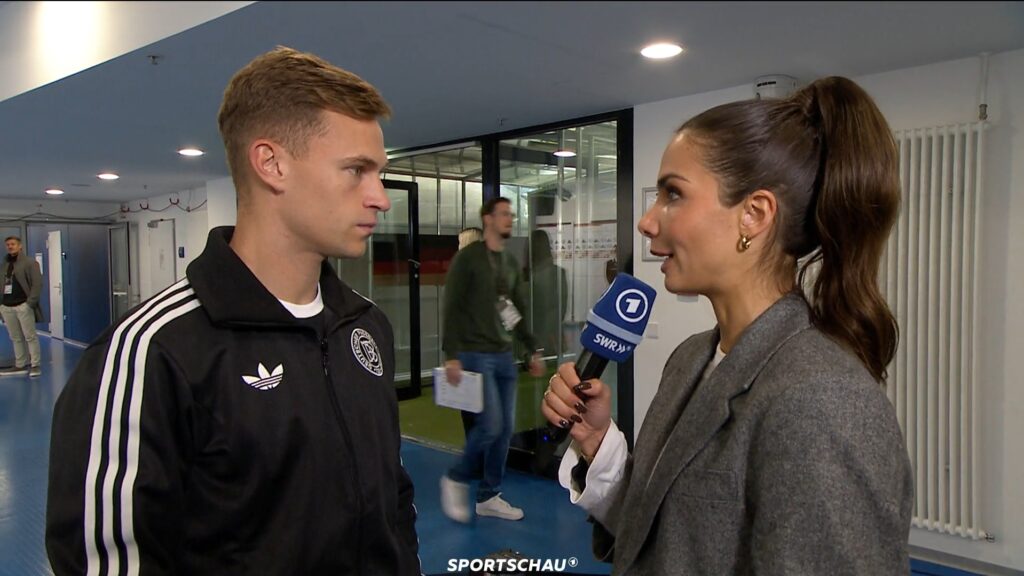 DFB-Kapitän Joshua Kimmich wird von ARD-Journalistin Esther Sedlaczek interviewt