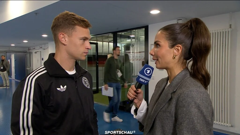 DFB-Kapitän Joshua Kimmich wird von ARD-Journalistin Esther Sedlaczek interviewt