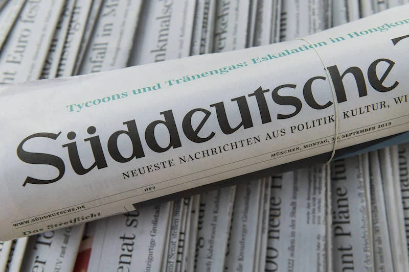 Zusammengerollte Ausgabe der „Süddeutschen Zeitung“
