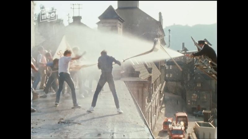 Umweltschützer und Wasserwerfer in der Folge "Ein Kind, ein Kind, ein Kind"