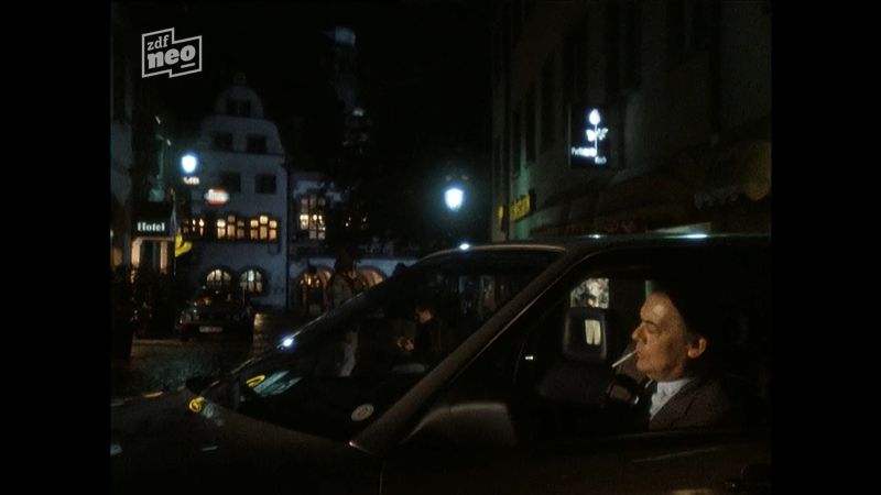 Professor Brinkmann wartet nachts im Auto in der Folge "Hochzeitstag"