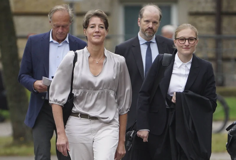 Christina Block (2.v.l.) und Gerhard Delling (l.) mit ihren Verteidigern auf dem Weg ins Hamburger Landgericht.