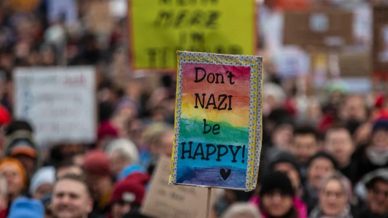 Demo gegen Rechts im Berlin am 2. Februar mit Schild: "Don't Nazi, be happy"