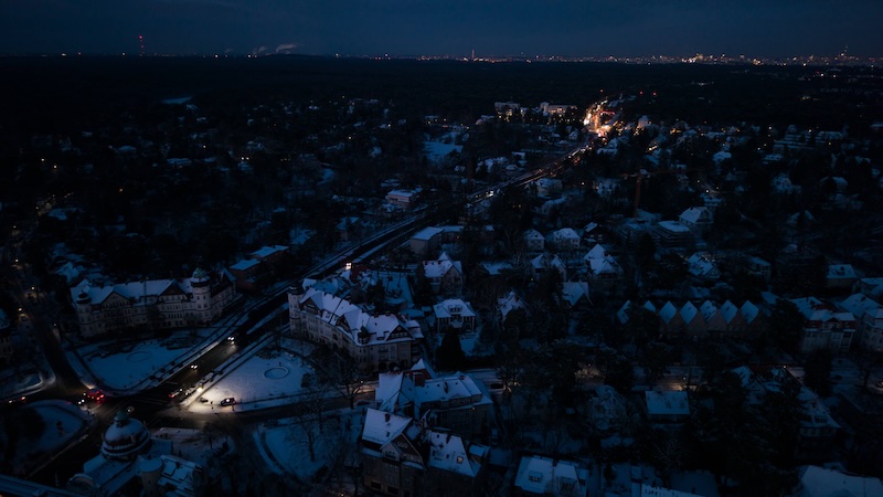 Dunkle Straßen und Häuser: Luftaufnahme von Berlin-Zehlendorf während des Stromausfalls.