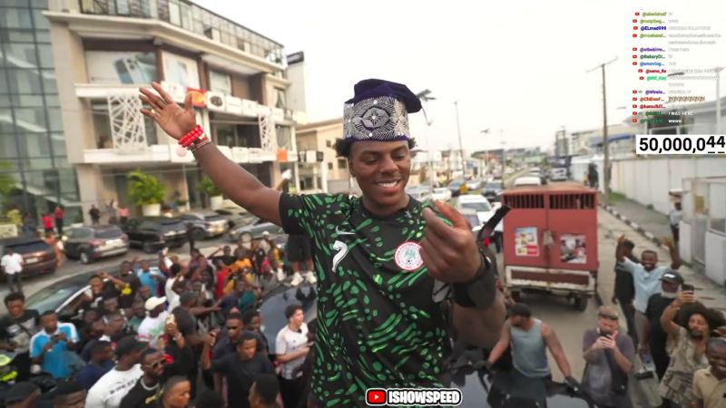 IShowSpeed auf Autodach, umringt von Fans in Lagos