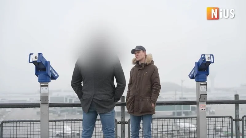 Interviewer und verpixelter Bundespolizist am Flughafen München