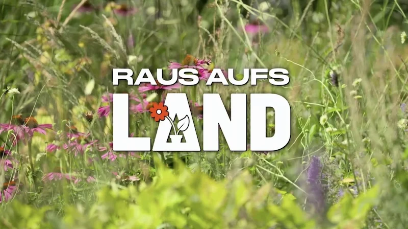 Titelgrafik der ARD-Doku-Soap „Raus aufs Land“: Titel-Schriftzug vor einer Blumenwiese.