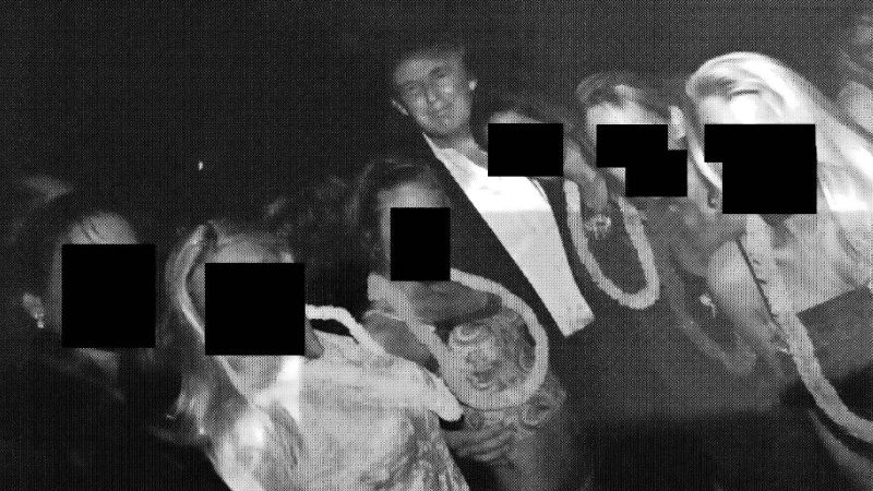 Donald Trump umringt von mehreren Frauen, deren Gesichter geschwärzt sind.