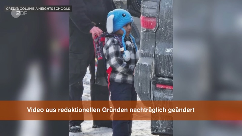 Zu sehen ist ein Junge, der an einem Auto steht und von hinten an seinem Rucksack festgehalten wird. Darüber die Einblendung: „Video aus redaktionellen Gründen nachträglich geändert“.