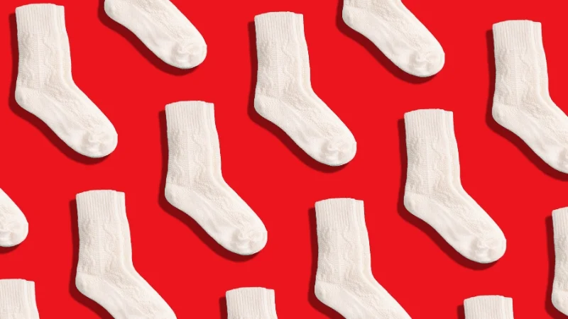 Weiße Socken vor rotem Hintergrund