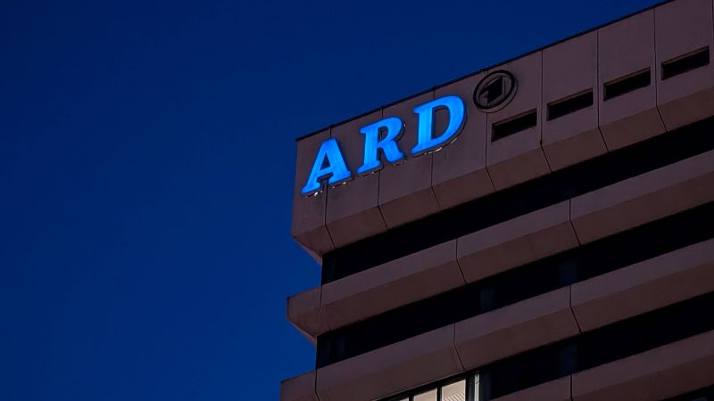 ARD-Logo bei Nacht am Funkhaus des BR