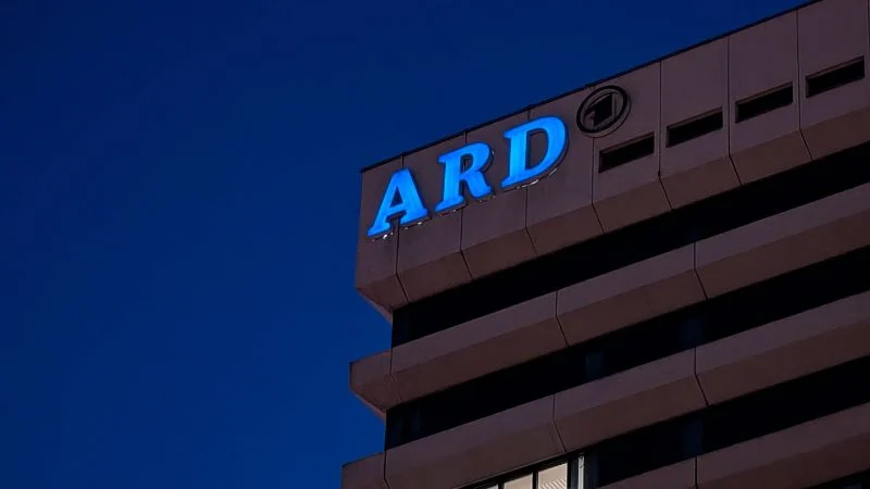 ARD-Logo bei Nacht am Funkhaus des BR