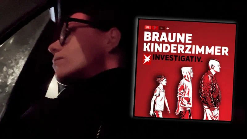 Angelique Geray im Auto/Podcast-Logo von „Braune Kinderzimmer“
