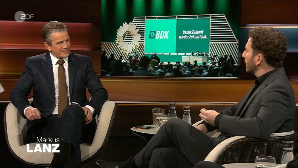 ZDF-Moderator Markus Lanz (links) befragt in seiner Talkshow den Grünen-Politiker Felix Banaszak