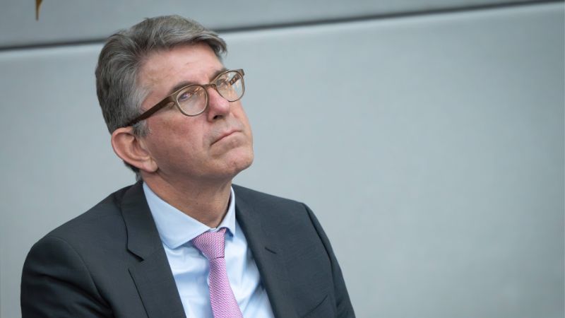 Kulturstaatsminister Wolfram Weimer sitzt gedankenverloren im Parlament (19. März)