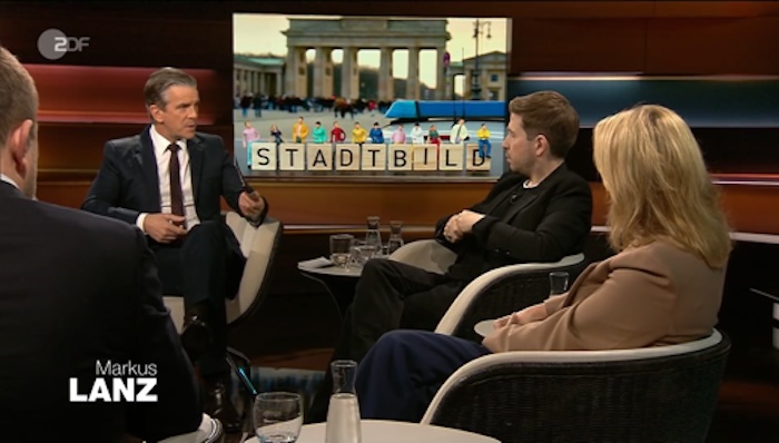 Talkrunde bei „Markus Lanz“, im Hintergrund ein Foto vom Brandenburger Tor, davor kleine Personen vor Scrabble-Buchstaben, die zusammen „STADTBILD“ ergeben.