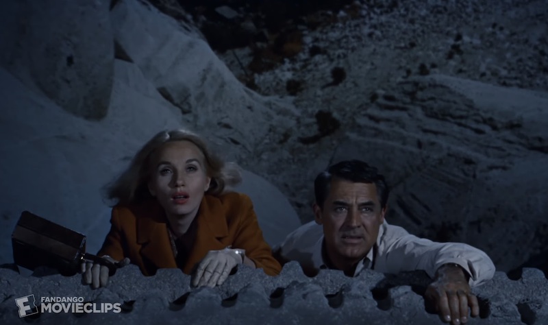 Szene aus „North By Northwest": Eve Kendall (Eva Marie Saint) und Roger Thornhill (Cary Grant) halten sich nur mit den Händen Mount Rushmore-Denkmal fest.