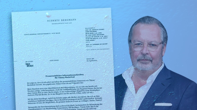 Der Medienanwalt Christian Schertz unter Wasser neben einem „presserechtlichen Informationsschreiben“.