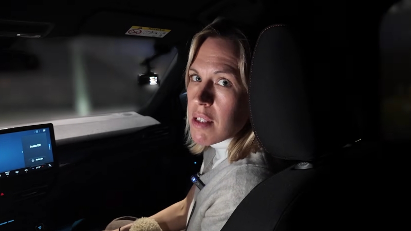CNN-Korrespondentin Saskya Vandoorne auf einer Recherchefahrt im Auto