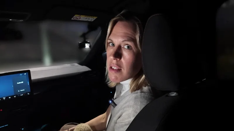 CNN-Korrespondentin Saskya Vandoorne auf einer Recherchefahrt im Auto