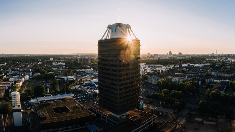 Blick auf das Deutschlandfunk-Hochhaus im Süden Kölns