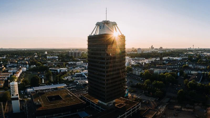 Blick auf das Deutschlandfunk-Hochhaus im Süden Kölns