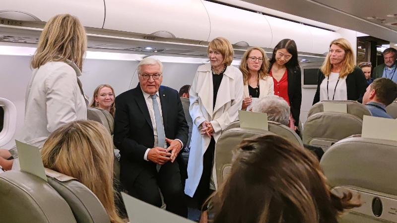 Im Flieger mit dem Bundespräsidenten: Frank-Walter Steinmeier spricht auf einer Reise nach Rom mit Journalistinnen