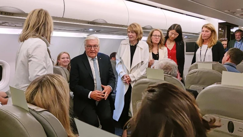 Im Flieger mit dem Bundespräsidenten: Frank-Walter Steinmeier spricht auf einer Reise nach Rom mit Journalistinnen.
