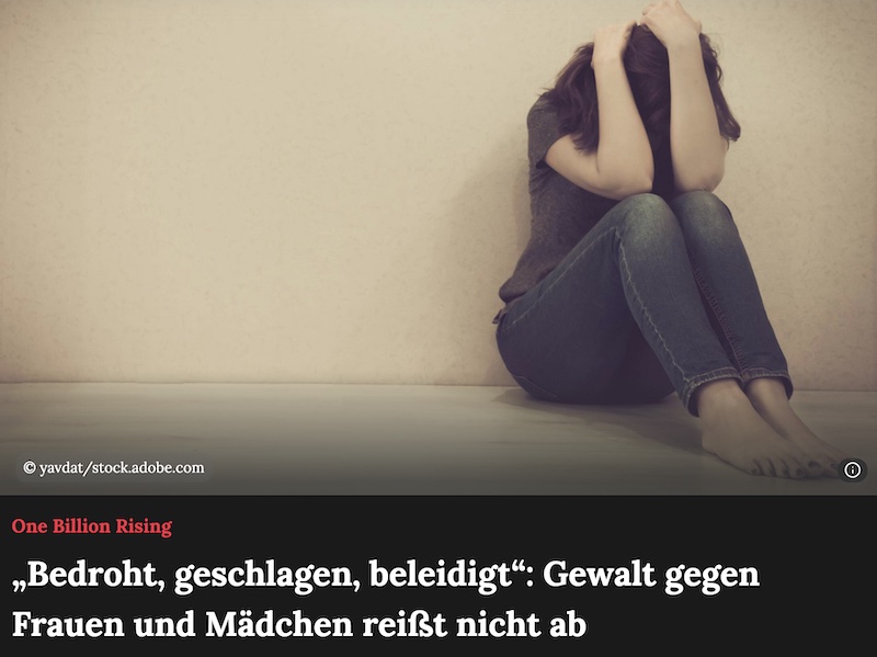 Artikel der "Nürnberger Nachrichten" mit zusammengekauerter Frau in leerem Raum.