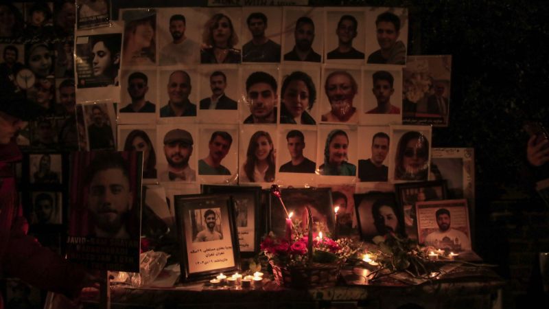 London: Fotos von getöteten Iranern mit Kerzen davor